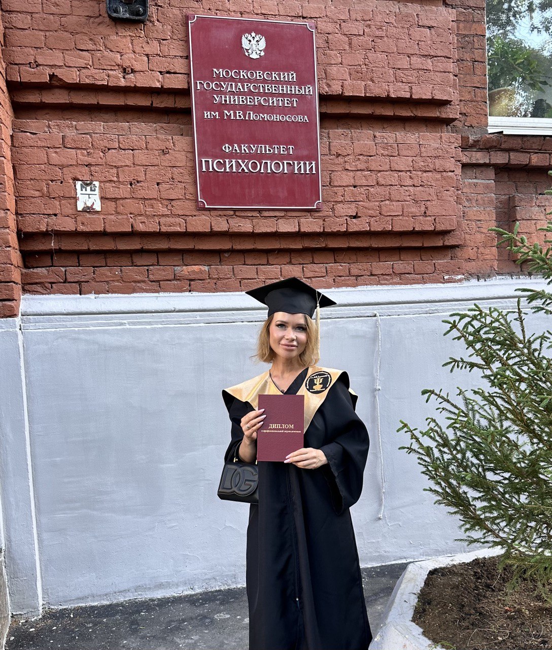 Екатерина Каменская у факультета психологии МГУ им. М.В. Ломоносова